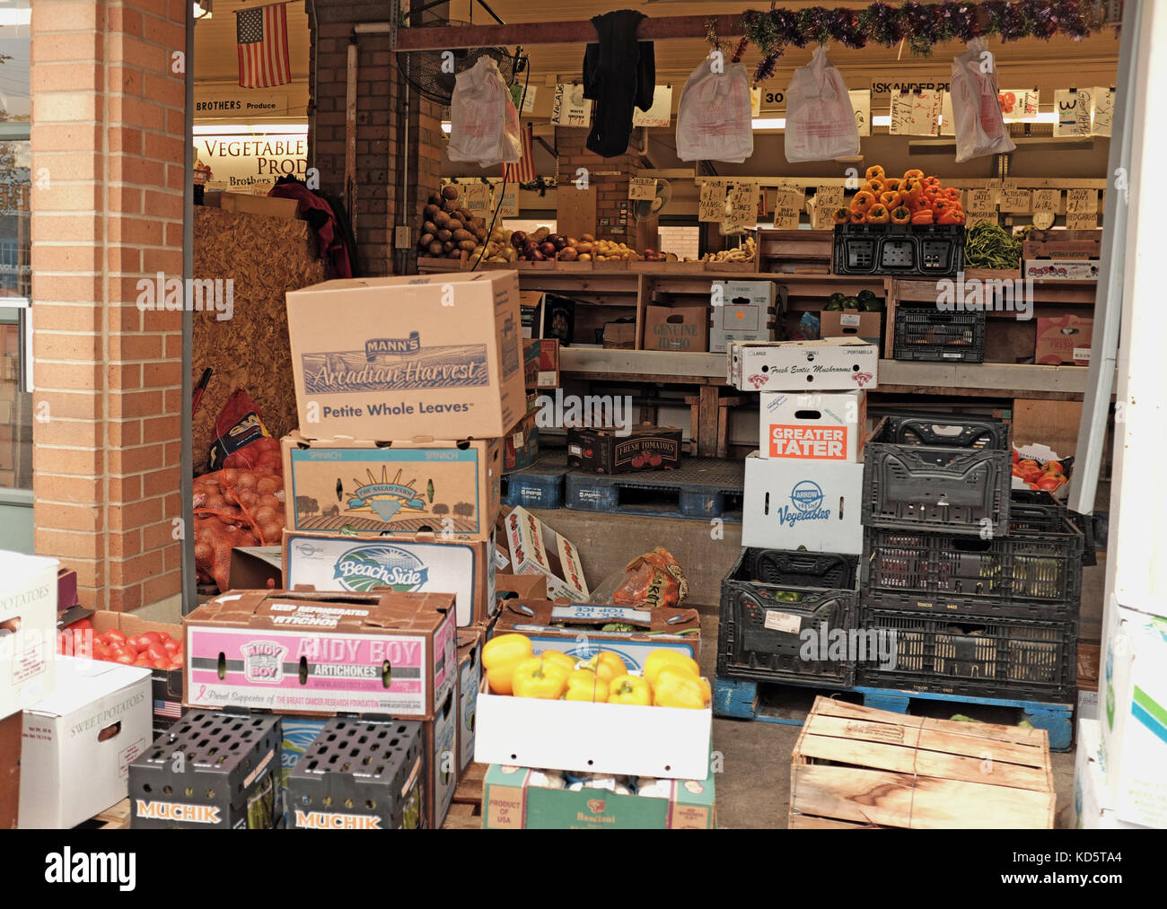 Die Lieferungen am frühen Morgen erfolgen vor einem Imbissstand auf dem West Side Market in Cleveland, Ohio. Stockfoto