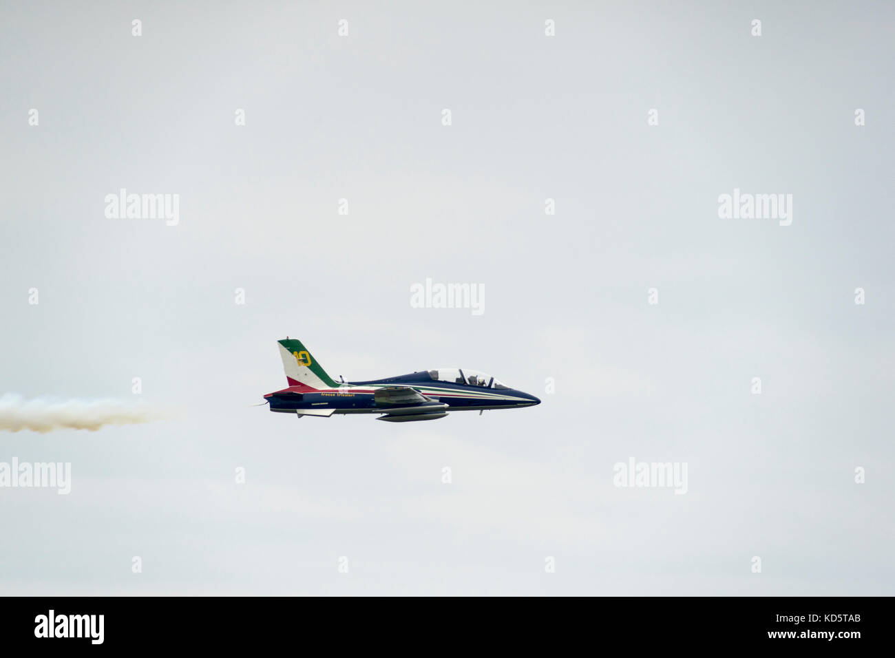 Ein Flugzeug des Italieners das Aerobatic Team (Frecce Tricolore) fliegt über den Militärflugplatz in Leeuwarden. Stockfoto