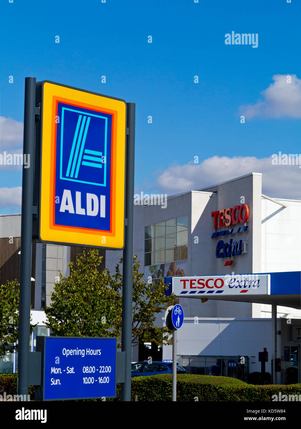 Aldi und Tesco Extra-verbrauchermärkte nebeneinander in Chesterfield Derbyshire England Großbritannien Stockfoto