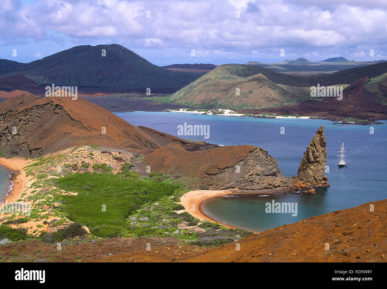 Galapagos Islands.com Bartolomé Insel, hohe Sicht der küstennahen Buchten und Pinnacle Rock. Stockfoto