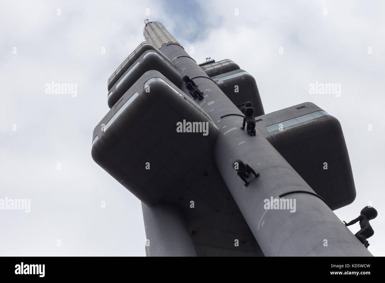 Der Fernsehturm Žižkov ist ein einzigartiger Sendeturm, der in Prag gebaut wurde Stockfoto