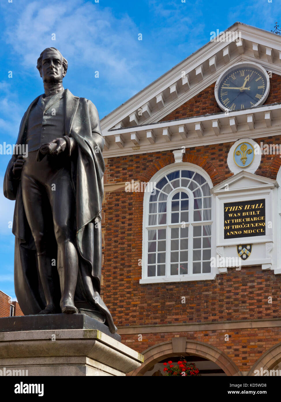 Statue des viktorianischen Premierminister Sir Robert Peel MP vor Rathaus Tamworth Staffordshire England Großbritannien Stockfoto
