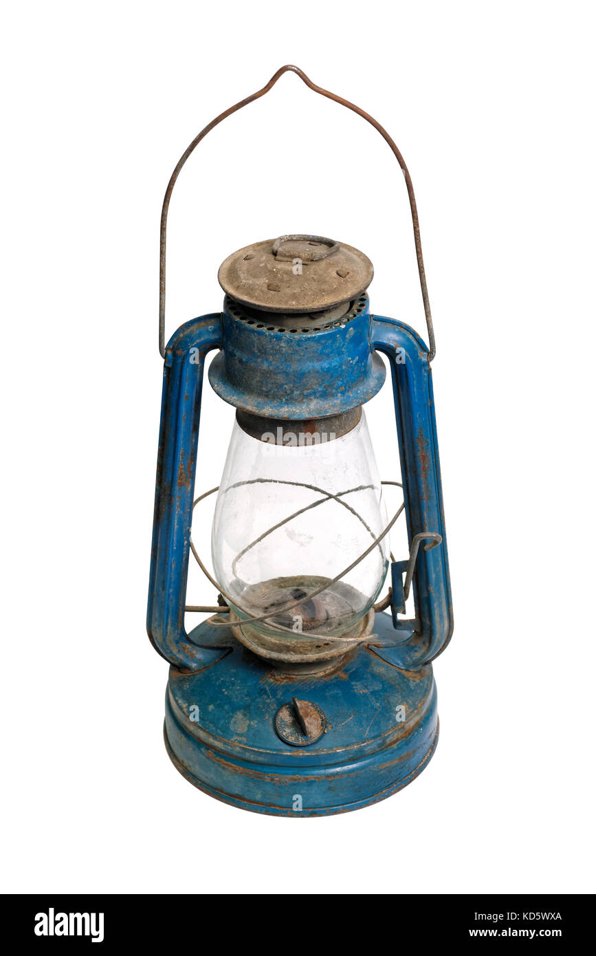 Isolierte Objekte: Sehr alt, schäbig und rostigen blauen Petroleumlampe, auf weißem Hintergrund Stockfoto
