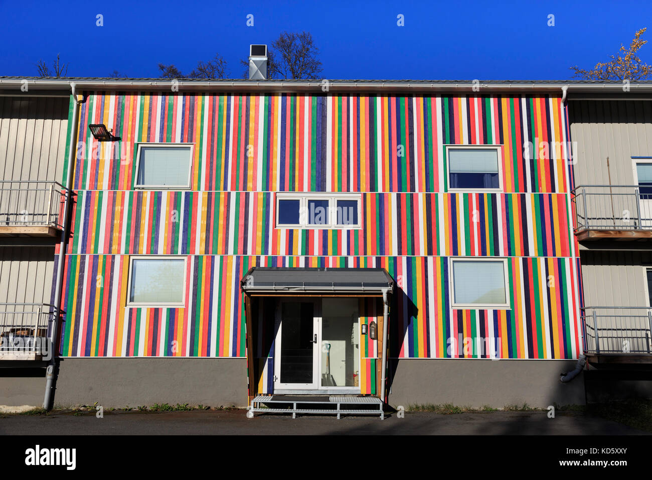Herbst, 2017, Tromso Zentrum farbigen Streifen Wohnungen, Norwegen, Europa Stockfoto