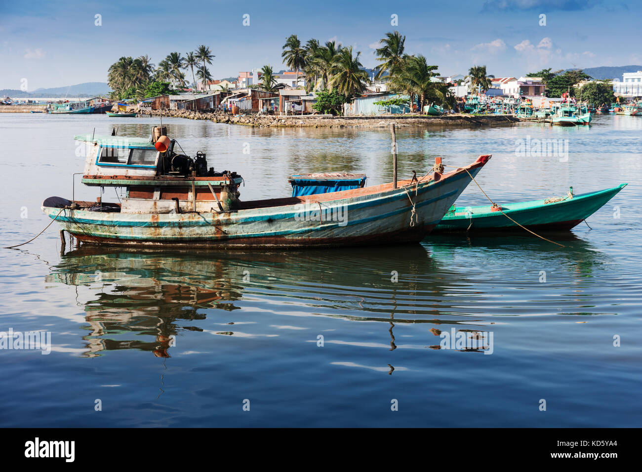 Fischerboote in der Bucht von Phu Quoc Island Stockfoto