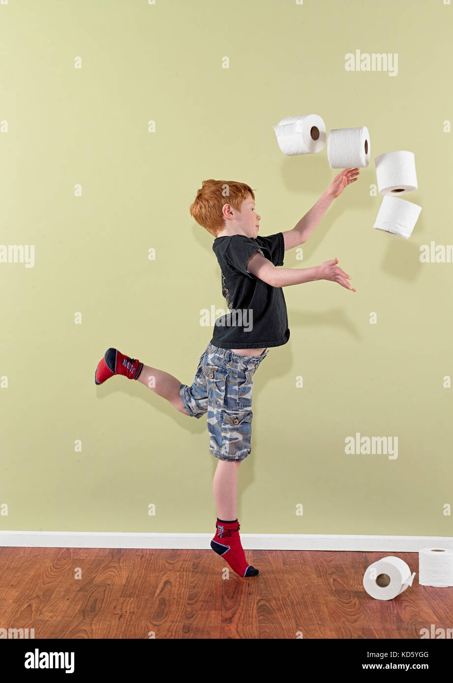 Junge 4-7 Werfen Rollen von Toilettenpapier Stockfoto