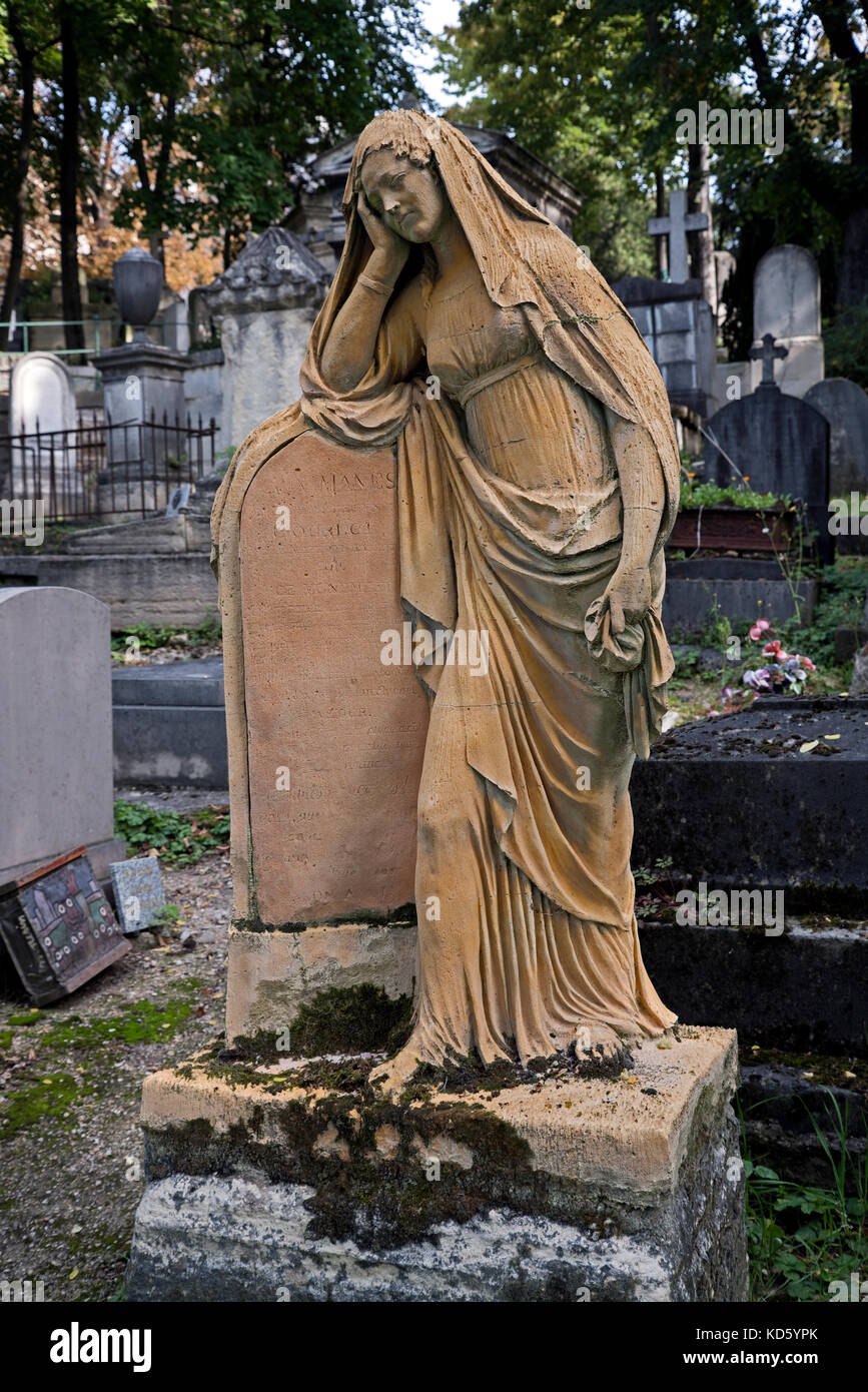 Die Statue einer Frau, die in der Trauer steht das Grab von Louis Sébastien Gourlot (1778-1816) im Friedhof Pere Lachaise, Paris, Frankreich. Stockfoto