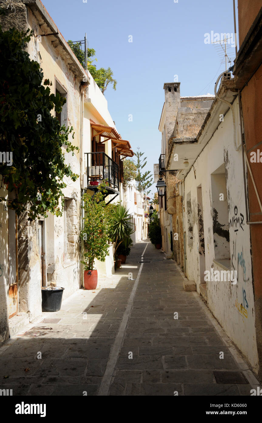 Eine Seitenstraße in der Altstadt von Rethymno auf Kreta. Rehtymno ist eine geschäftige Stadt, aber die Straßen sind oft still und leer. Stockfoto