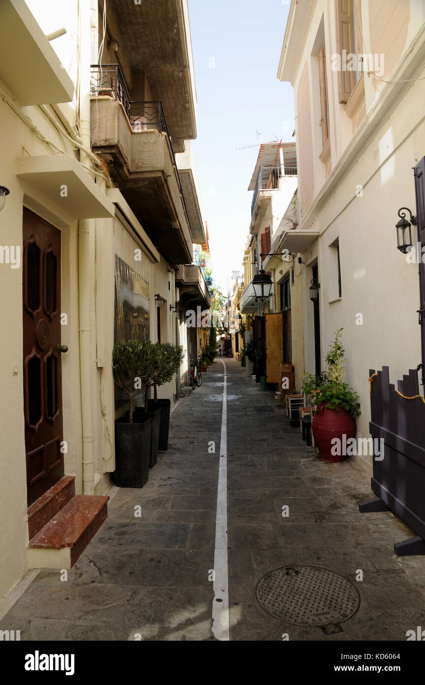 Eine Seitenstraße in der Altstadt von Rethymno auf Kreta. Rehtymno ist eine geschäftige Stadt, aber die Straßen sind oft still und leer. Stockfoto
