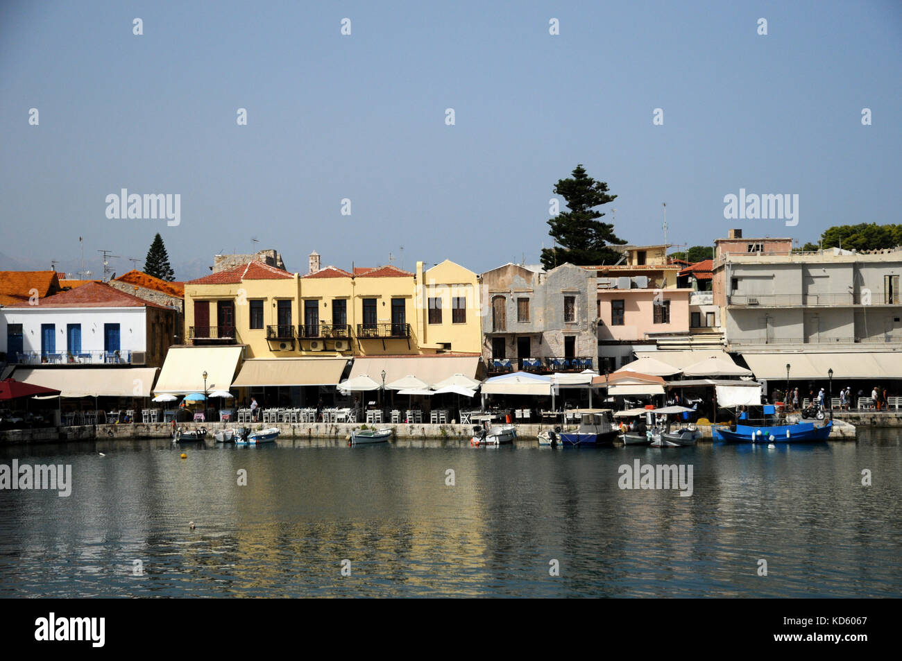Der innere Hafen im Rethymno auf der griechischen Insel Kreta. Die meisten Gebäude mit Blick auf den Hafen sind Restaurants Catering für Touristen. Stockfoto