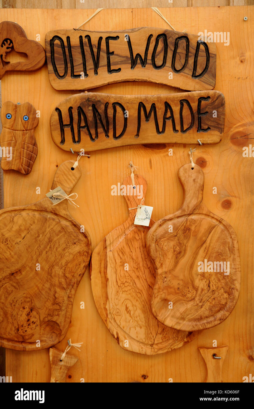 Olivenholz Souvenirs zum Verkauf in einem der vielen Souvenirläden in der Altstadt von Rethymno, Kreta. Stockfoto