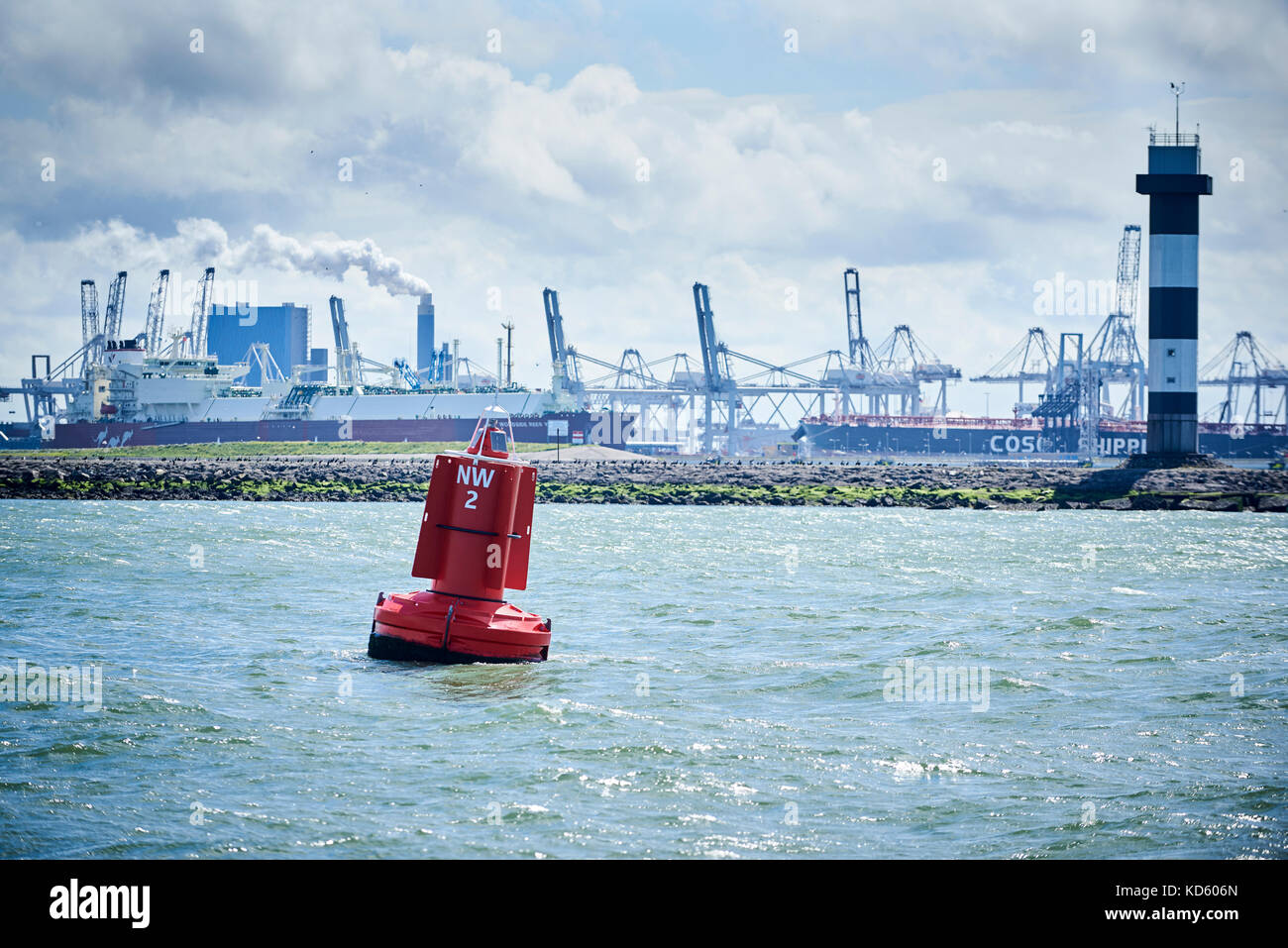 Blick auf die industrielle Landschaft der "Nieuwe Waterweg" in der Nähe von Hoek van Holland, Niederlande Stockfoto