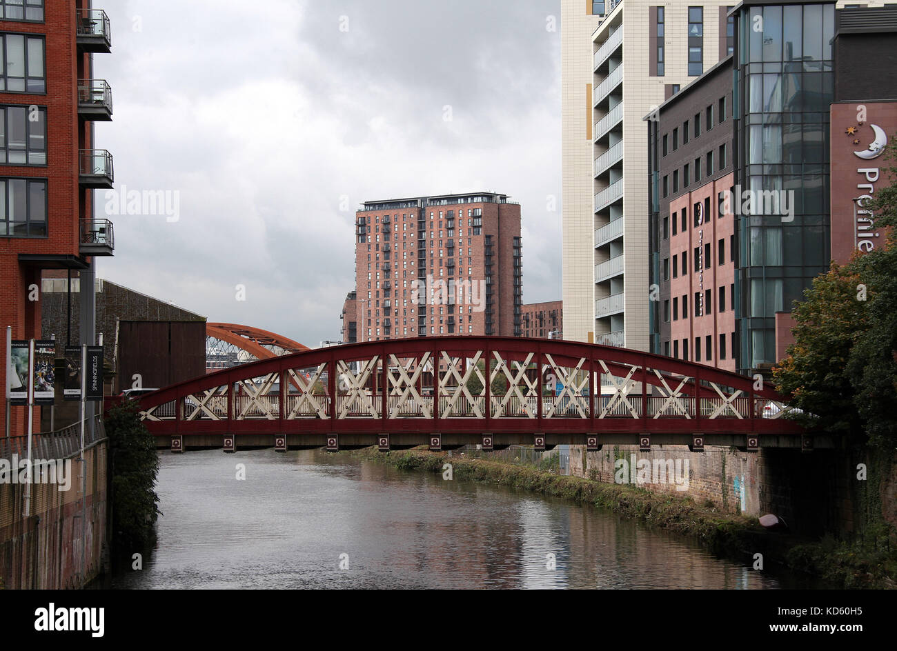 Fluss Irwell und historischen Brücke, die mit Salford Manchester verbindet mit der neuen Ordsall Akkord Rail Bridge hinter und Wohnungen Stockfoto