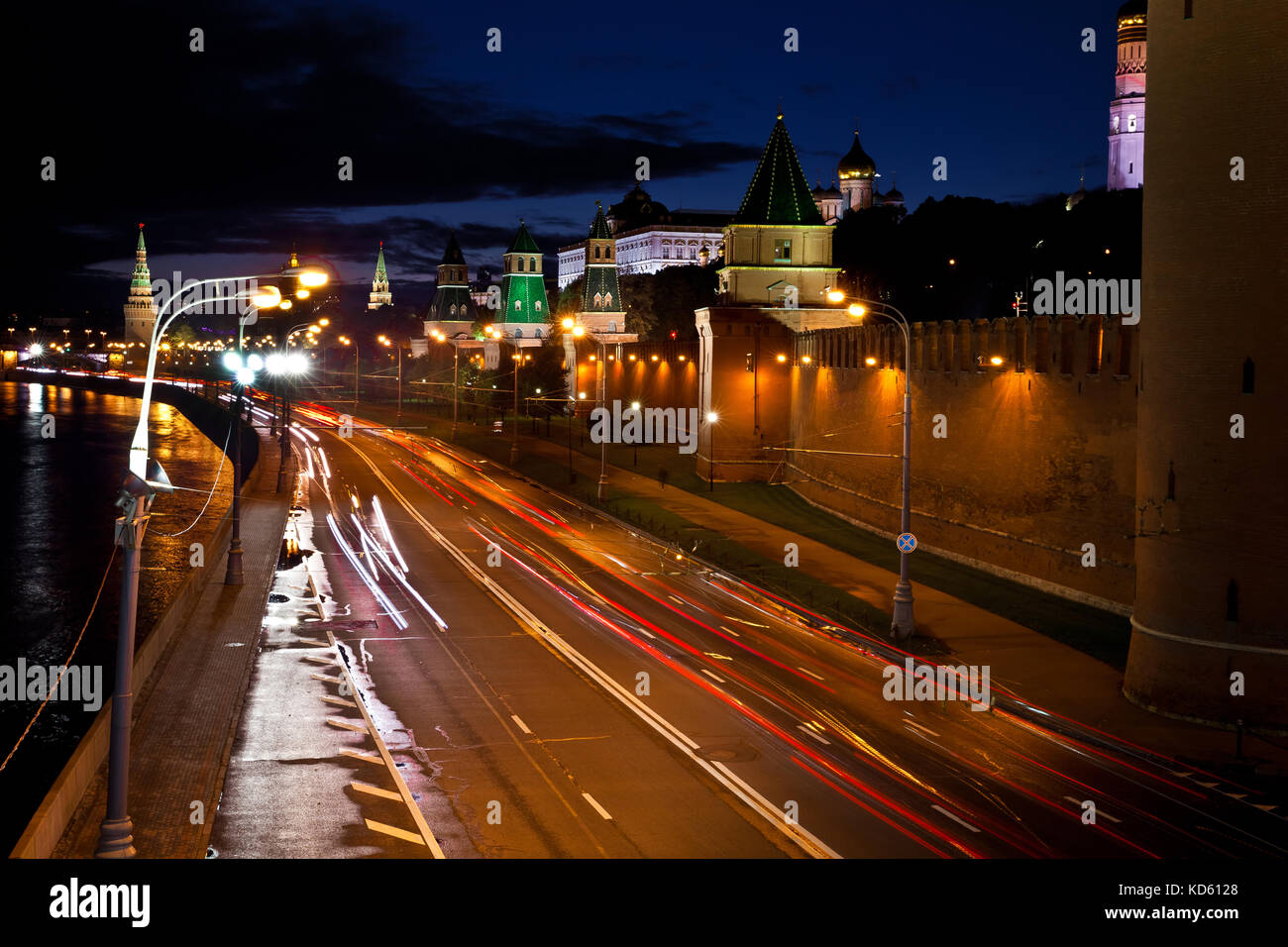 Straßenverkehr und Kreml bei Nacht Stockfoto