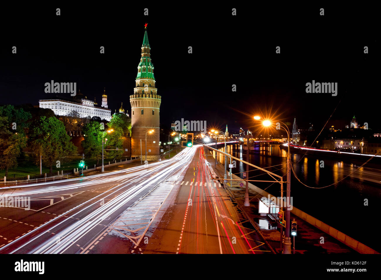 Straßenverkehr und Kreml bei Nacht Stockfoto