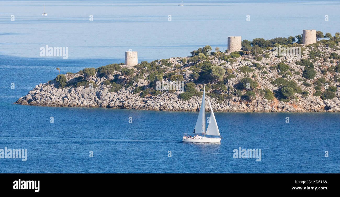 Yacht segeln durch die drei Mühle Türme am Eingang zu Kioni Hafen auf der Insel Ithaka in der Ionischen Inseln von Griechenland Stockfoto