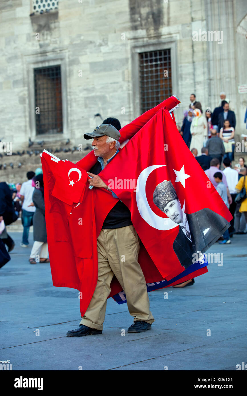 Mann mit türkischen Fahnen auf dem Platz in Istanbul, Türkei Stockfoto