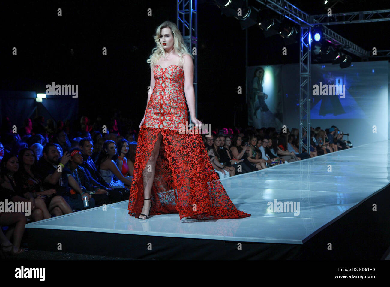 Christine Adar aus Chicago, IL verführerische Eleganz. Phoenix Fashion Week an der Talking Stick Resort 2017. Stockfoto