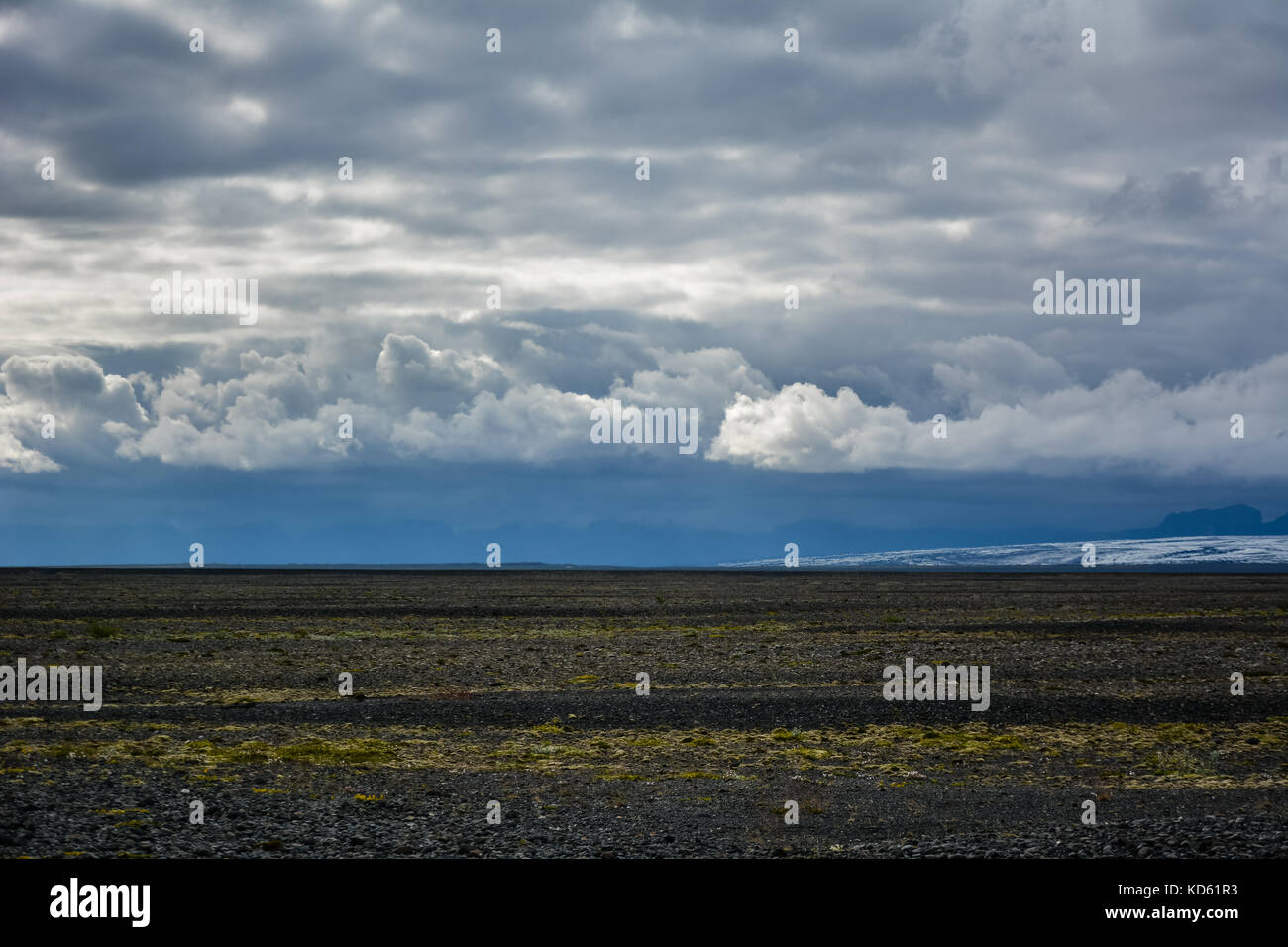 Leeres Feld in skeidararsandur mit Cumulus dramatische Wolken, Island im Sommer Stockfoto