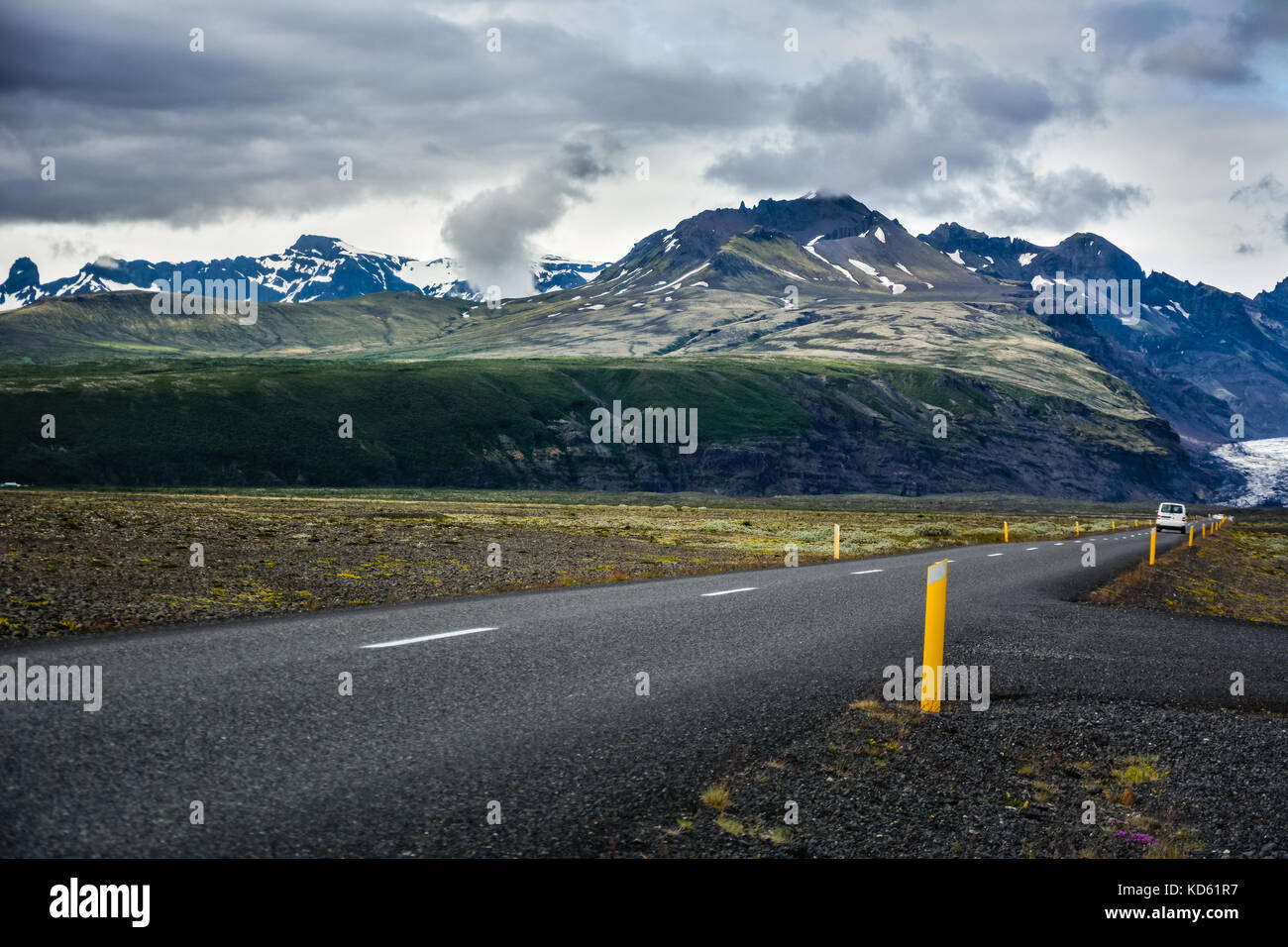 Leere Asphaltstraße in skeidararsandur mit dem Auto weit weg mit Berge und den Gletscher im Hintergrund, Island im Sommer Stockfoto