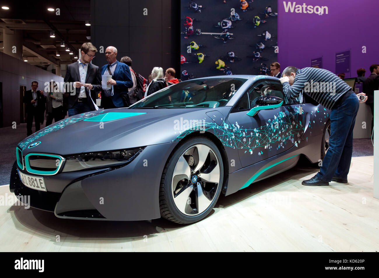 Selbstfahrender BMW i8 Roadster und Virtual Reality Microsoft HoloLens von IBM auf der Messe Cebit 2017 in Hannover Messe Stockfoto