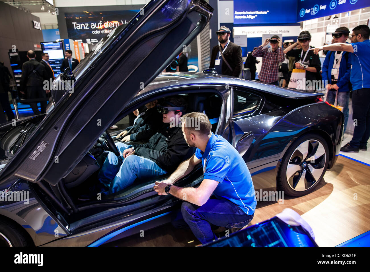 Selbstfahrer BMW i8 Roadster und virtuelle Realität Microsoft hololens von ibm Unternehmen auf der Messe Cebit 2017 in Hannover, Deutschland Stockfoto