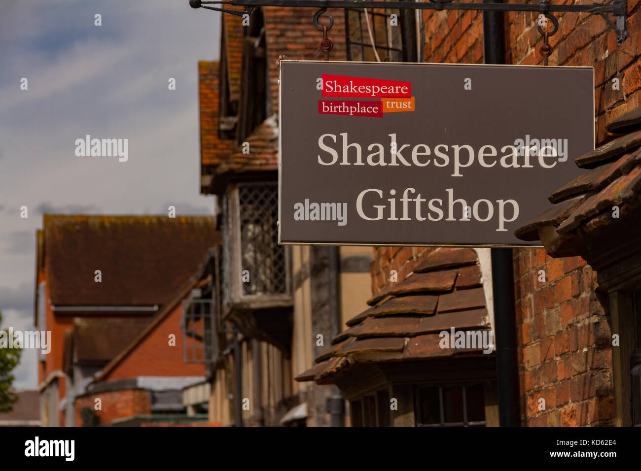 Shakespeare Geschenkartikelladen Zeichen über Shop vom Shakespeare Birthplace Trust, Henley Street, Stratford-upon-Avon, Warwickshire, Großbritannien Stockfoto