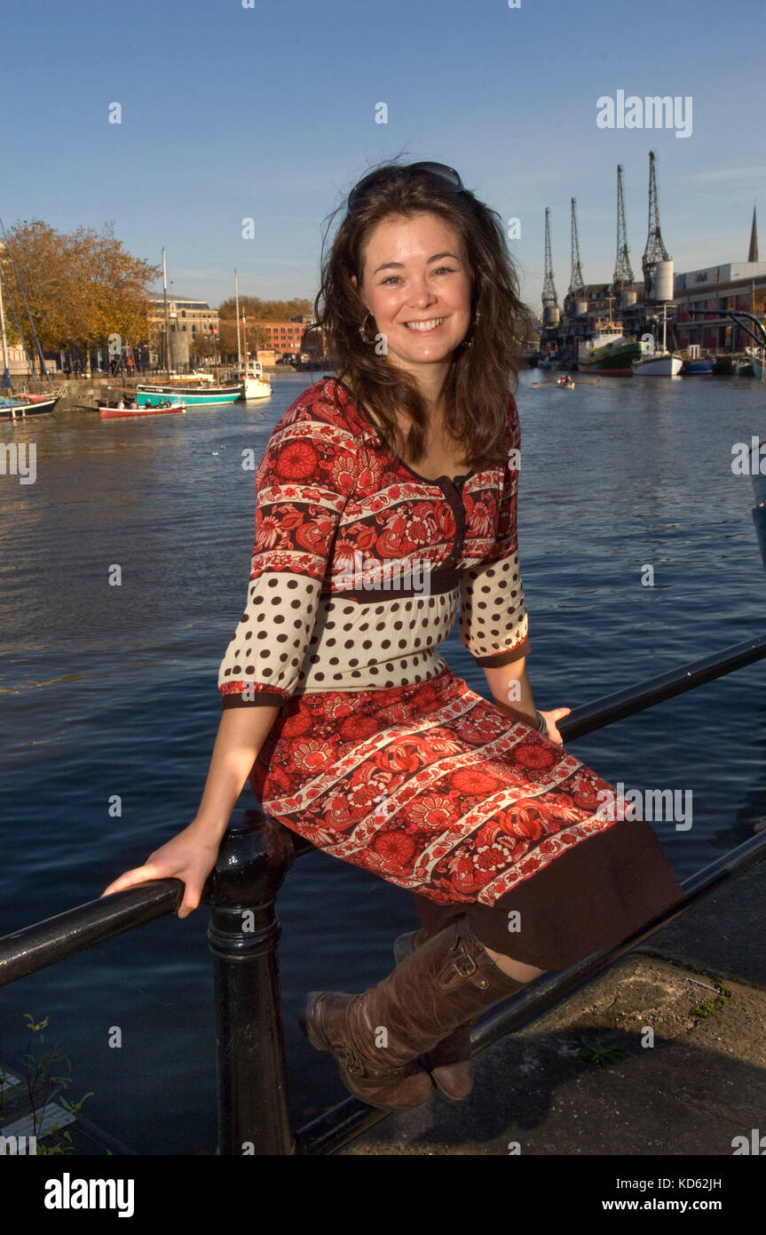 Elizabeth Weiß, BBC Produzent/Regisseur/Filmemacher mit Natural History Unit, auf der Dachterrasse mit Blick auf die Docks von Bristol Stockfoto