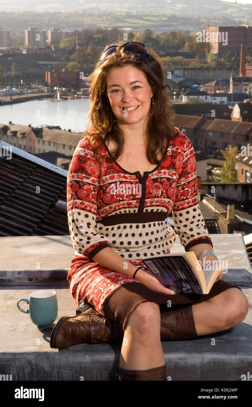 Elizabeth Weiß, BBC Produzent/Regisseur/Filmemacher mit Natural History Unit, auf der Dachterrasse mit Blick auf die Docks von Bristol Stockfoto