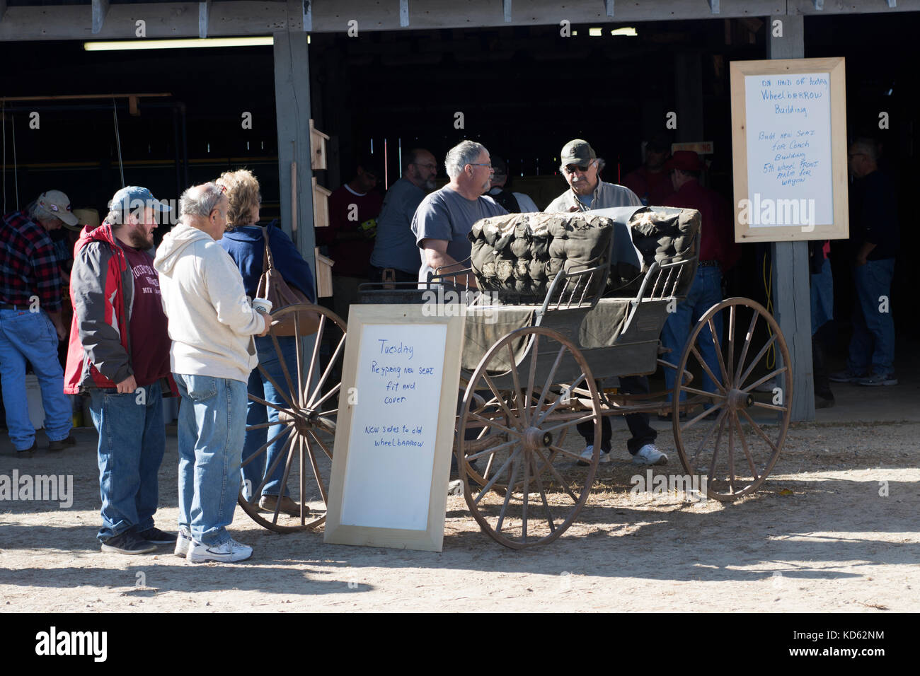 Messe attendies Blick über ein Antiquitäten buggie an der fryeburg Messe, freyburg, Maine, USA Stockfoto