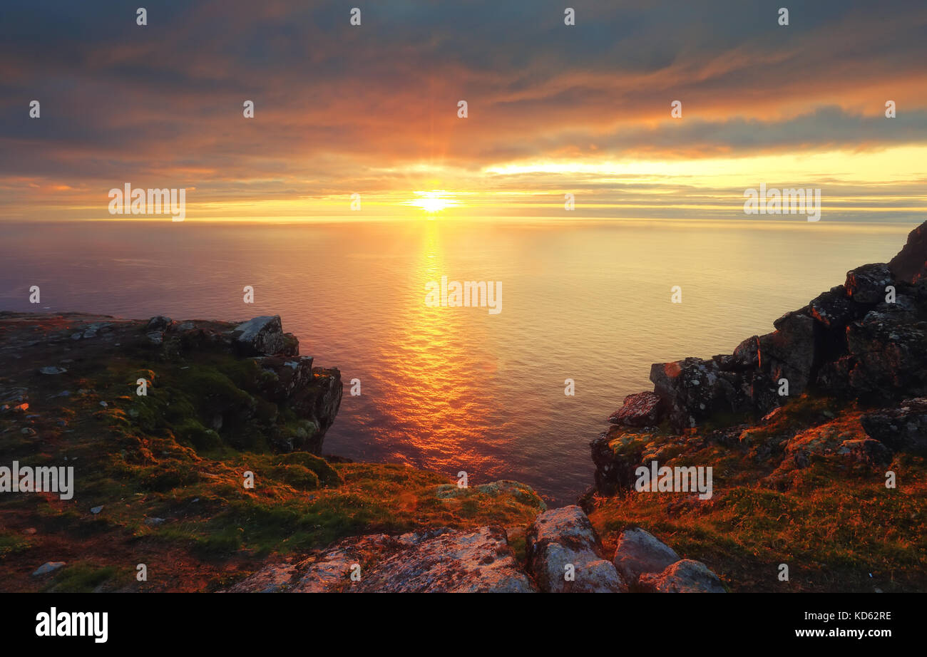 Meer Sonnenaufgang im Sommer. schöne Seenlandschaft in den Morgen. Stockfoto