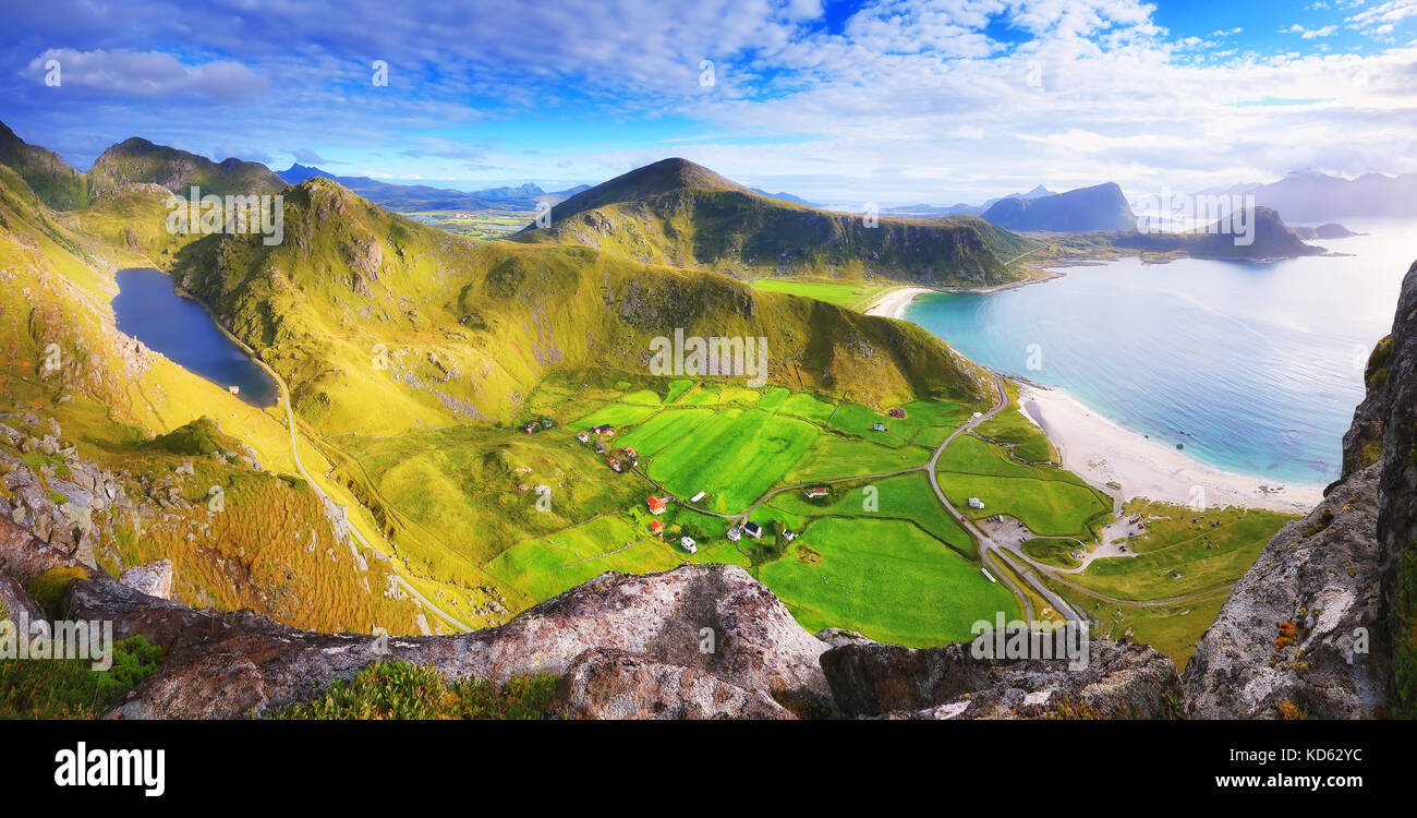 Sonnigen Herbsttag in Norwegen. grüne Täler und Berge See im Sonnenlicht. lofoten Querformat von Rock Peak. Stockfoto