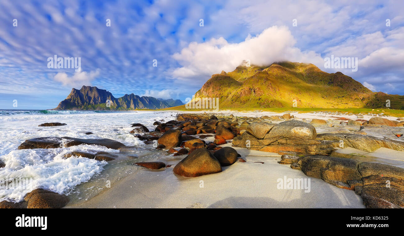 Felsen am Meer am Abend. wunderschöne Seenlandschaft der Lofoten. Stockfoto