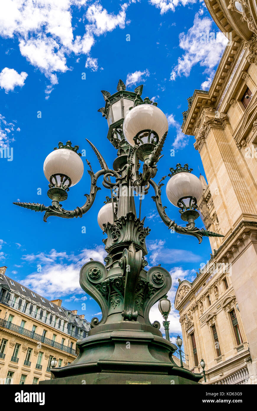 Die kunstvolle Lampe Beiträge des Palais Garnier in Paris, Frankreich Stockfoto