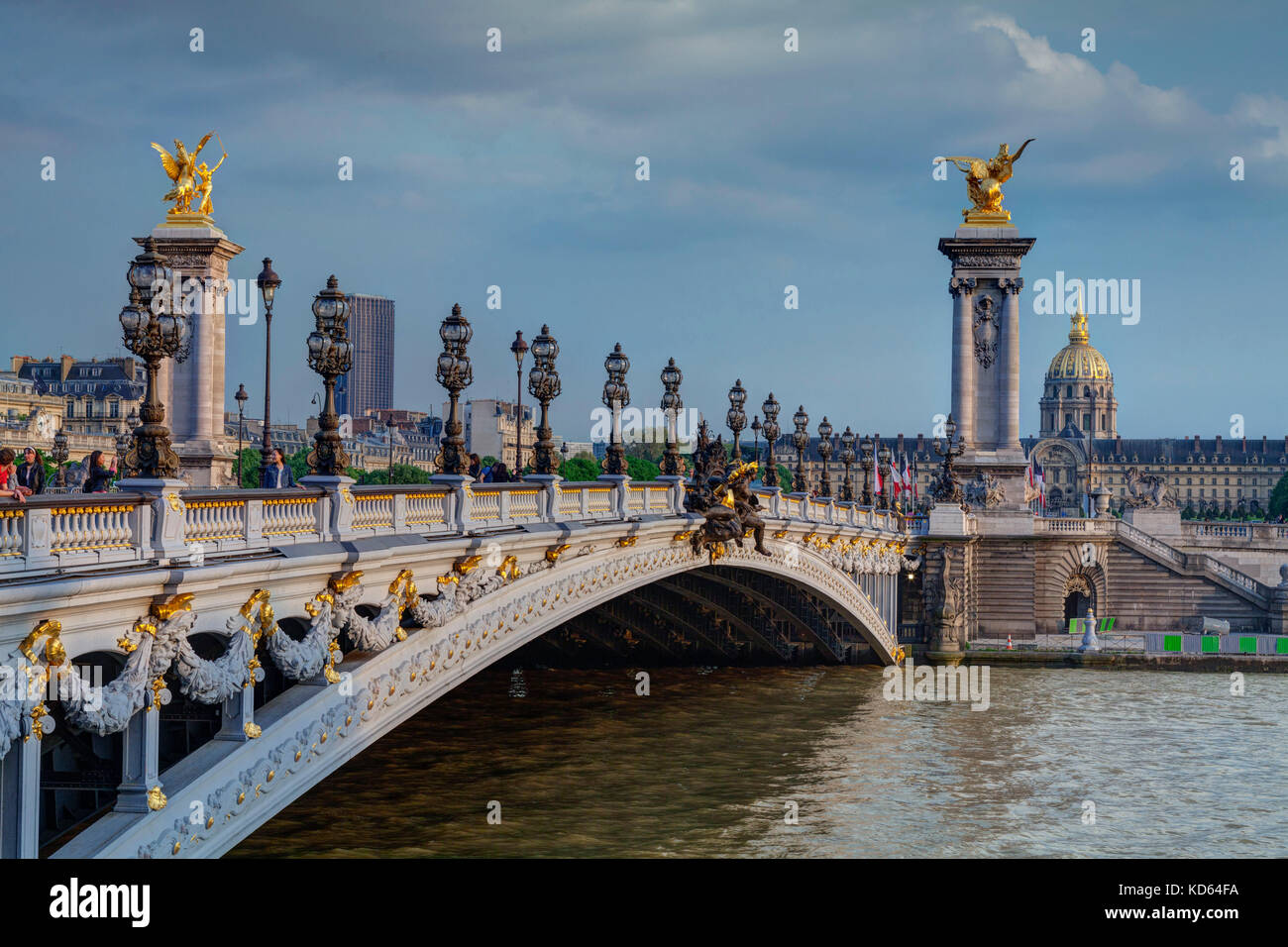 Paris (Frankreich): "Pont Alexandre III", eine Brücke über den Fluss Seine, zwischen Paris, 7. und 8. Arrondissement/Bezirk (nicht für Postkarte verfügbar Stockfoto