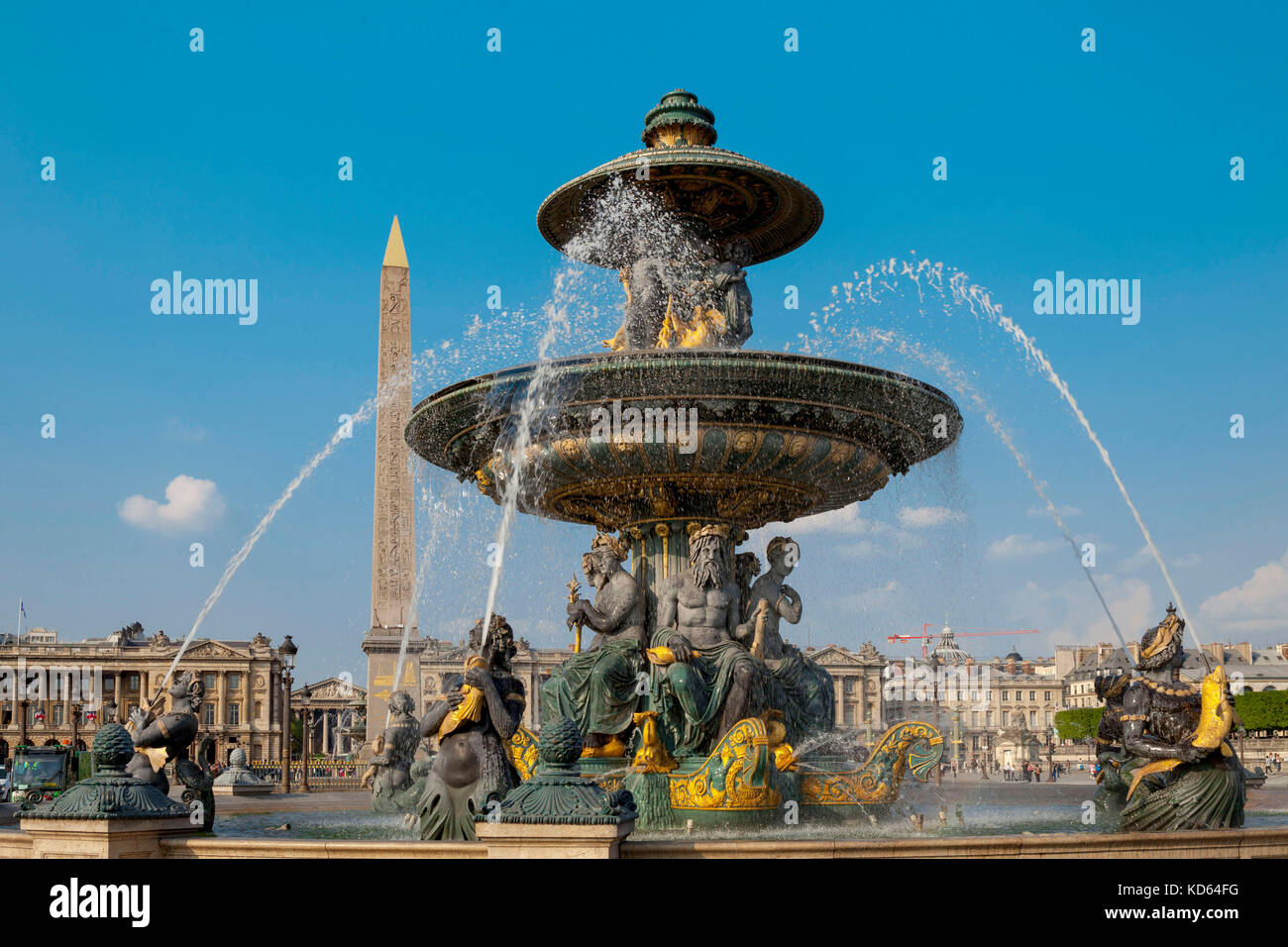 Paris (Frankreich): Maritime Brunnen und der Obelisk im Hintergrund auf dem Platz "Place de la Concorde", im 8. arrondissement von Paris/Landkreis ( Stockfoto