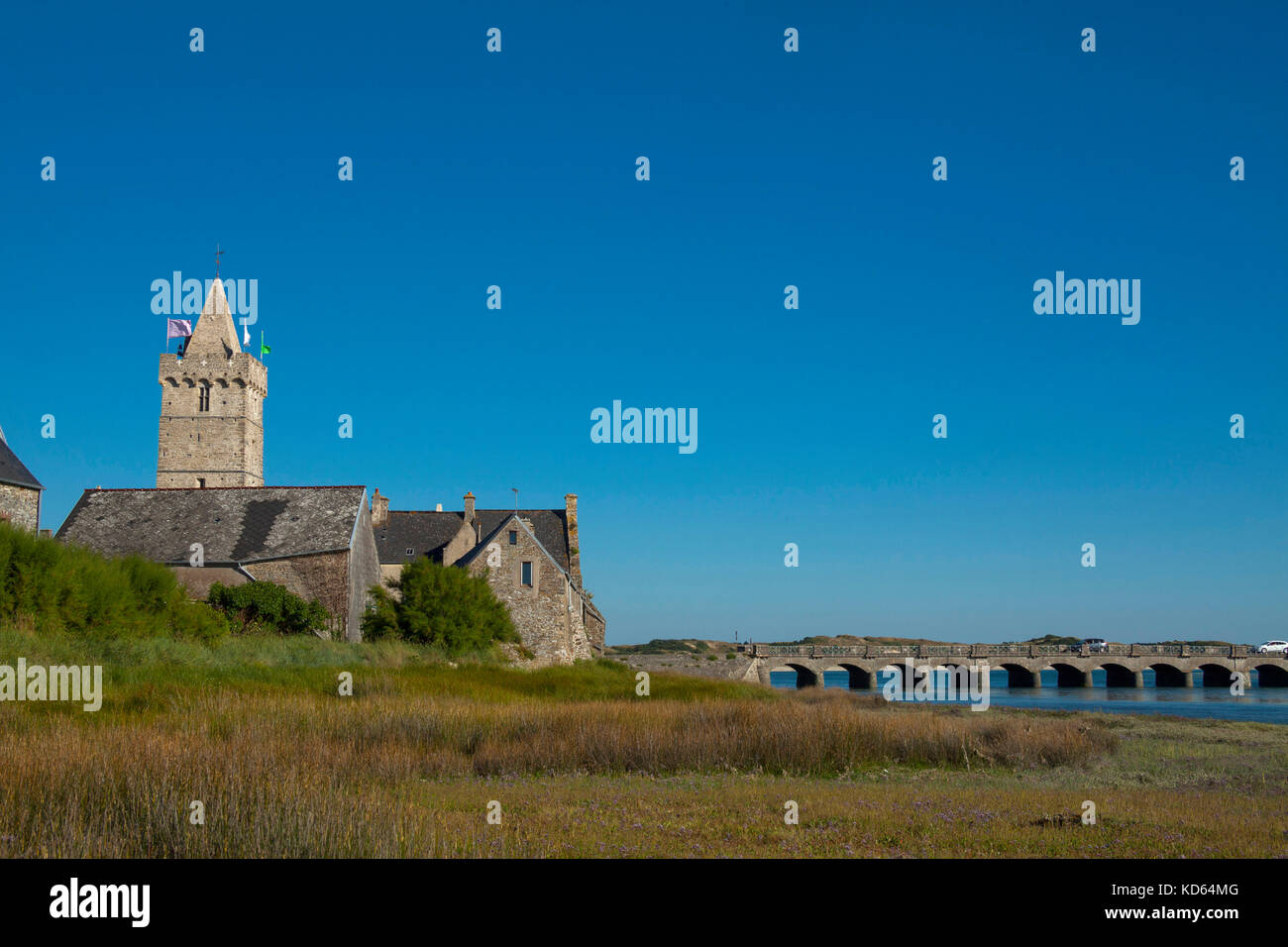 Das Dorf Port-Bail (Frankreich), auf der Halbinsel Cotentin, an der normannischen Küste. Dorf und befestigten Turm der Kirche nicht Stockfoto