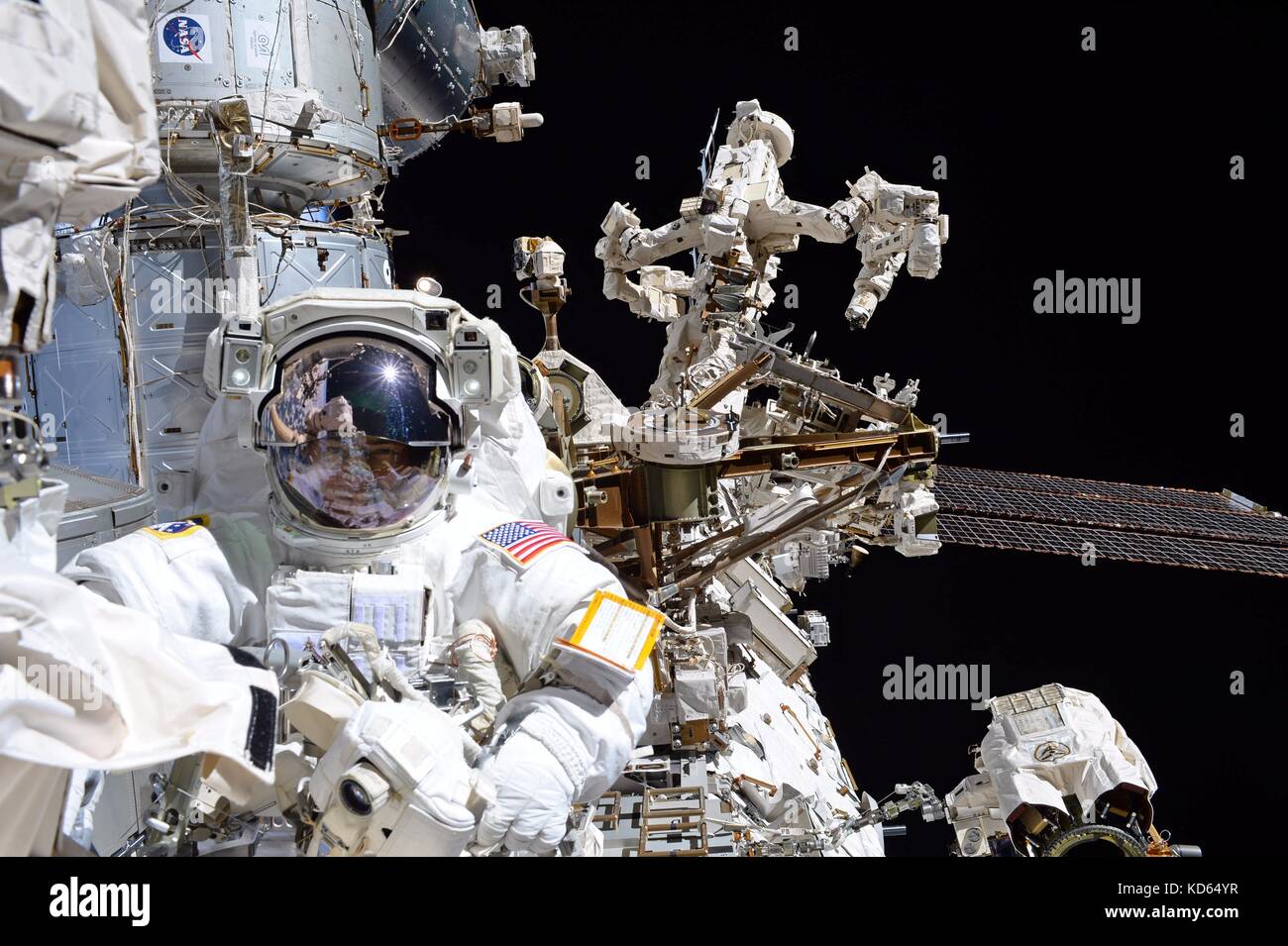 Internationale Raumstation ISS Expedition 53 Crew Mitglied mark Vande hei während eines spacewalk zu einem neuen rastend endeffektor an der Spitze des Roboterarms Canadarm2 Oktober 6, 2017 im Erdorbit. Die bresnik und Mark vande hei für 6 Stunden, 55 Minuten das Teil während der ersten Weltraumspaziergang ihrer Expedition zu ersetzen. Stockfoto