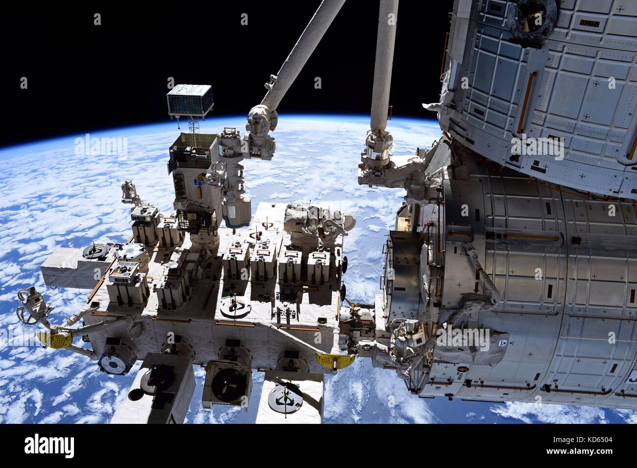 Blick auf die japanische Experimentmodul ausgesetzt Fabrik in die internationale Raumstation Oktober 6, 2017 in der Erdumlaufbahn. Stockfoto
