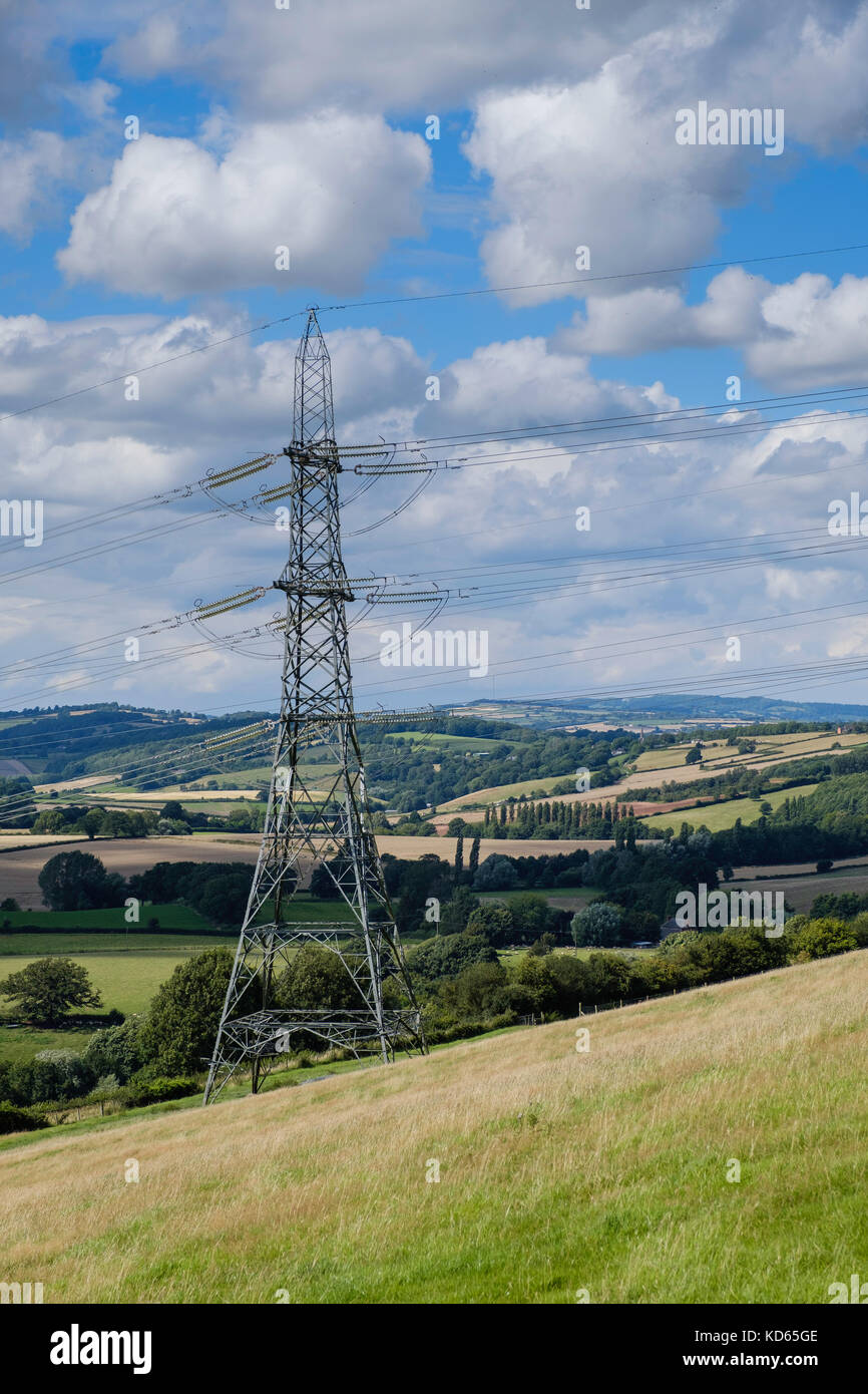 Stromleitungen in englischer Country Side Stockfoto