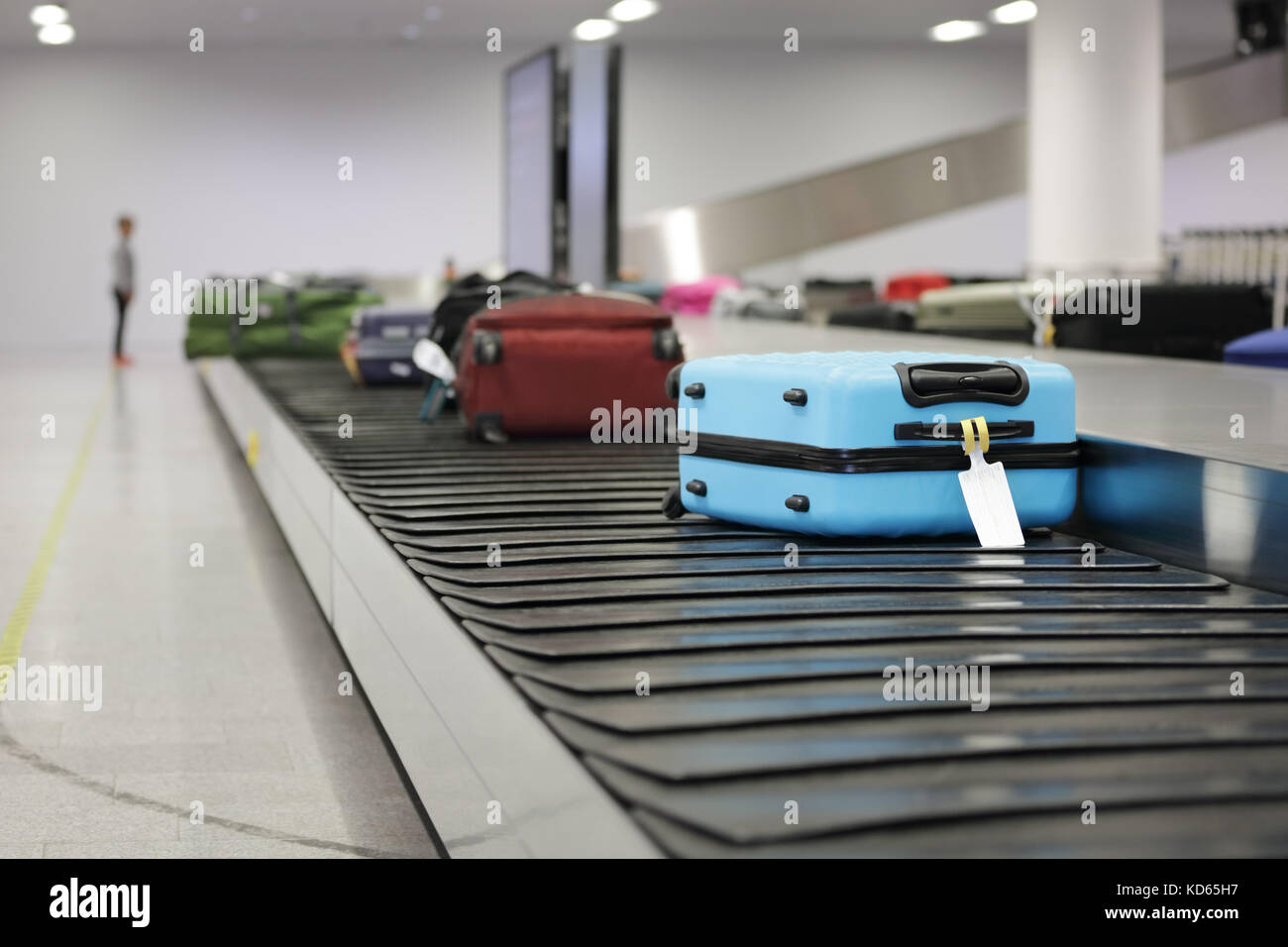 Koffer oder Gepäck auf Förderband am Flughafen warten Stockfoto