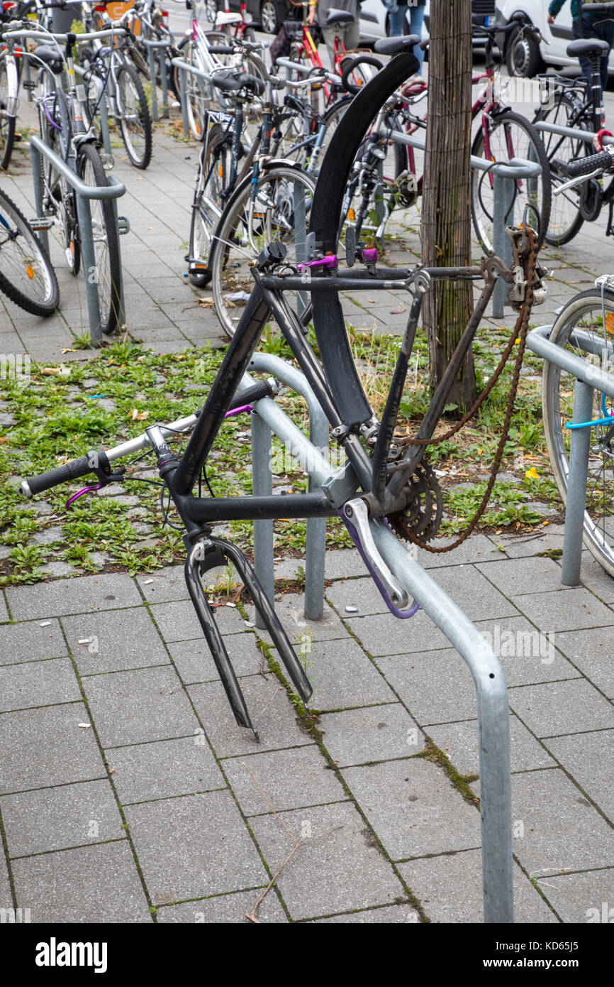 Parkplatz für Fahrräder steht in einer Stadt, viele Fahrräder werden hier geparkt, kaputte Fahrräder, gestohlene Teile, gesperrt, zerstört Stockfoto