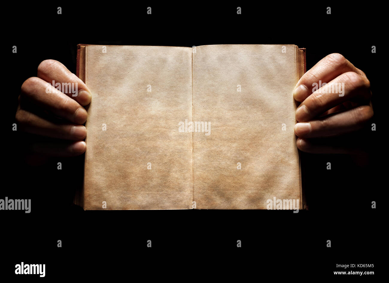 Hände halten ein leeres Buch Hintergrund in der Dunkelheit mit Kopie Raum Stockfoto