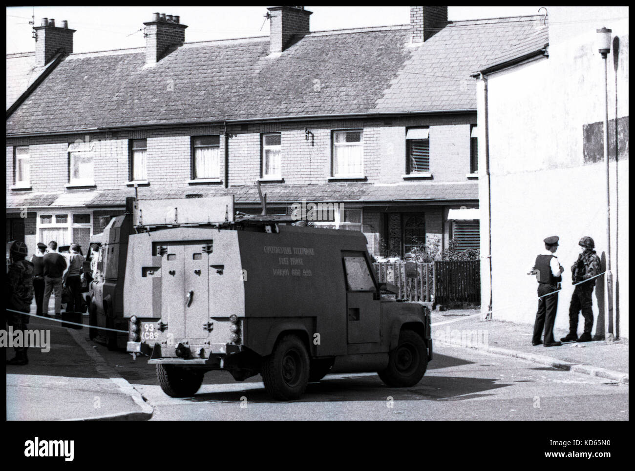 Die Falls Road (von der irischen túath na bhFál, was soviel bedeutet wie „Territorium der Gehege“) ist die Hauptstraße durch den Westen von Belfast, Nordirland, die von der Divis Street im Stadtzentrum von Belfast nach Andersonstown in den Vororten verläuft. Sein Name steht für die republikanische Gemeinde in der Stadt, während die benachbarte Shankill Road überwiegend loyalistisch ist und durch Friedenslinien von der Falls Road getrennt ist. Die Straße wird in der Regel als die Falls Road bezeichnet, anstatt als die Falls Road. In Ulster-Schotten ist sie als Faas Raa bekannt. Die Falls Road leitet ihren Namen von der irischen túath na bhFál ab, einer irischen Stockfoto