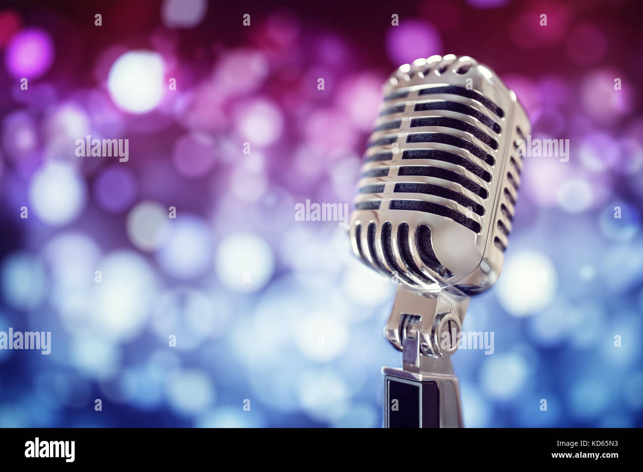 Retro Gesang Mikrofon mit Bühnenbeleuchtung Hintergrund Stockfoto