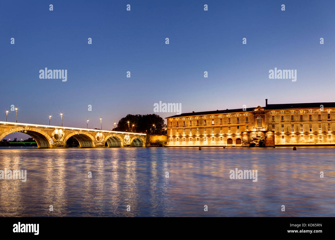 Toulouse (Südfrankreich): Die "Pont Neuf" Brücke und Hotel-Dieu Krankenhaus entlang des Flusses Garonne (nicht für Postkarte Produktion verfügbar) Stockfoto