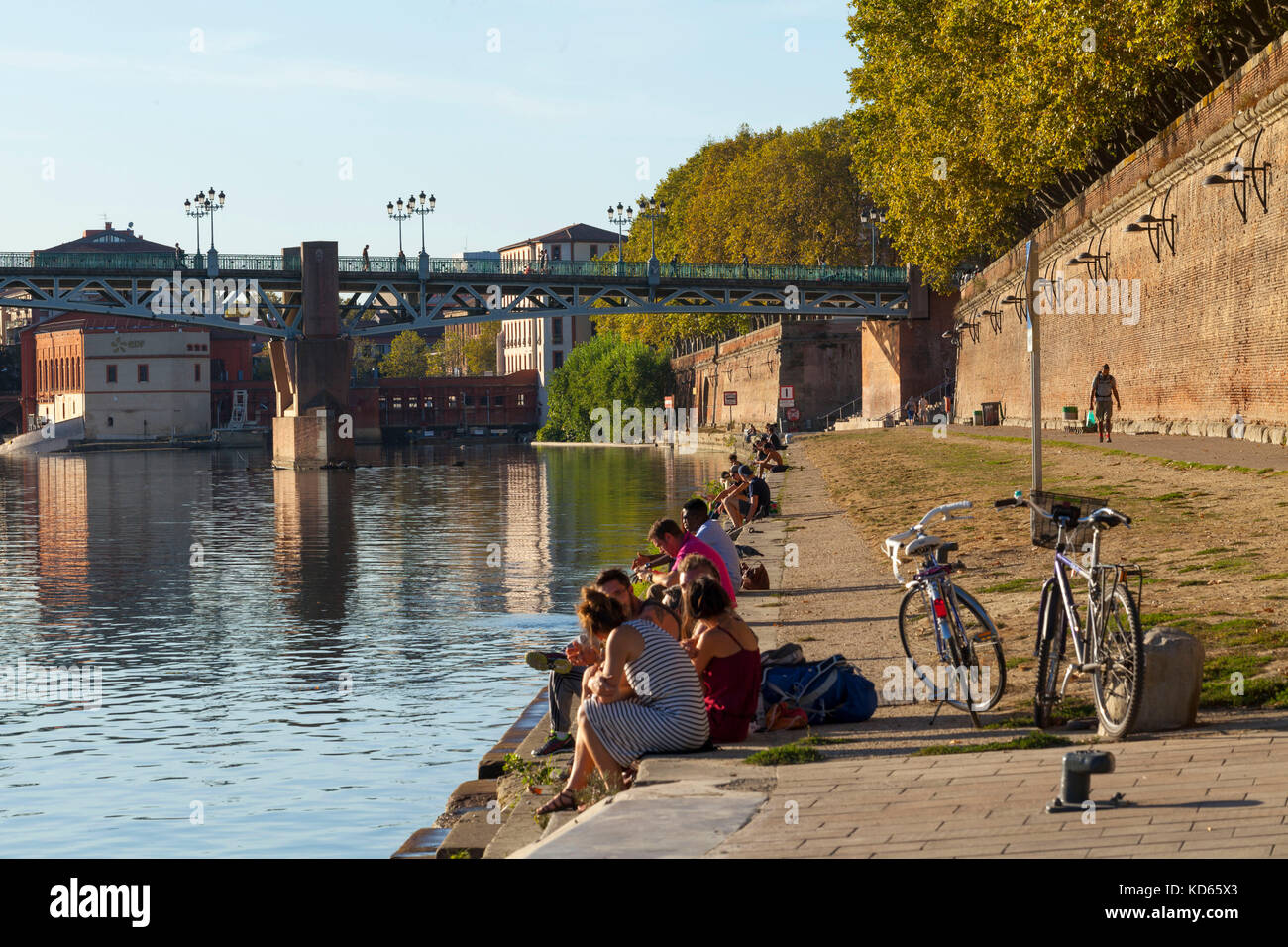 Toulouse (Südfrankreich): zu Fuß und Entspannung an den Ufern des Flusses Garonne im Sommer, von der "Quai de la Daurade" Kai gesehen. Menschen sitt Stockfoto
