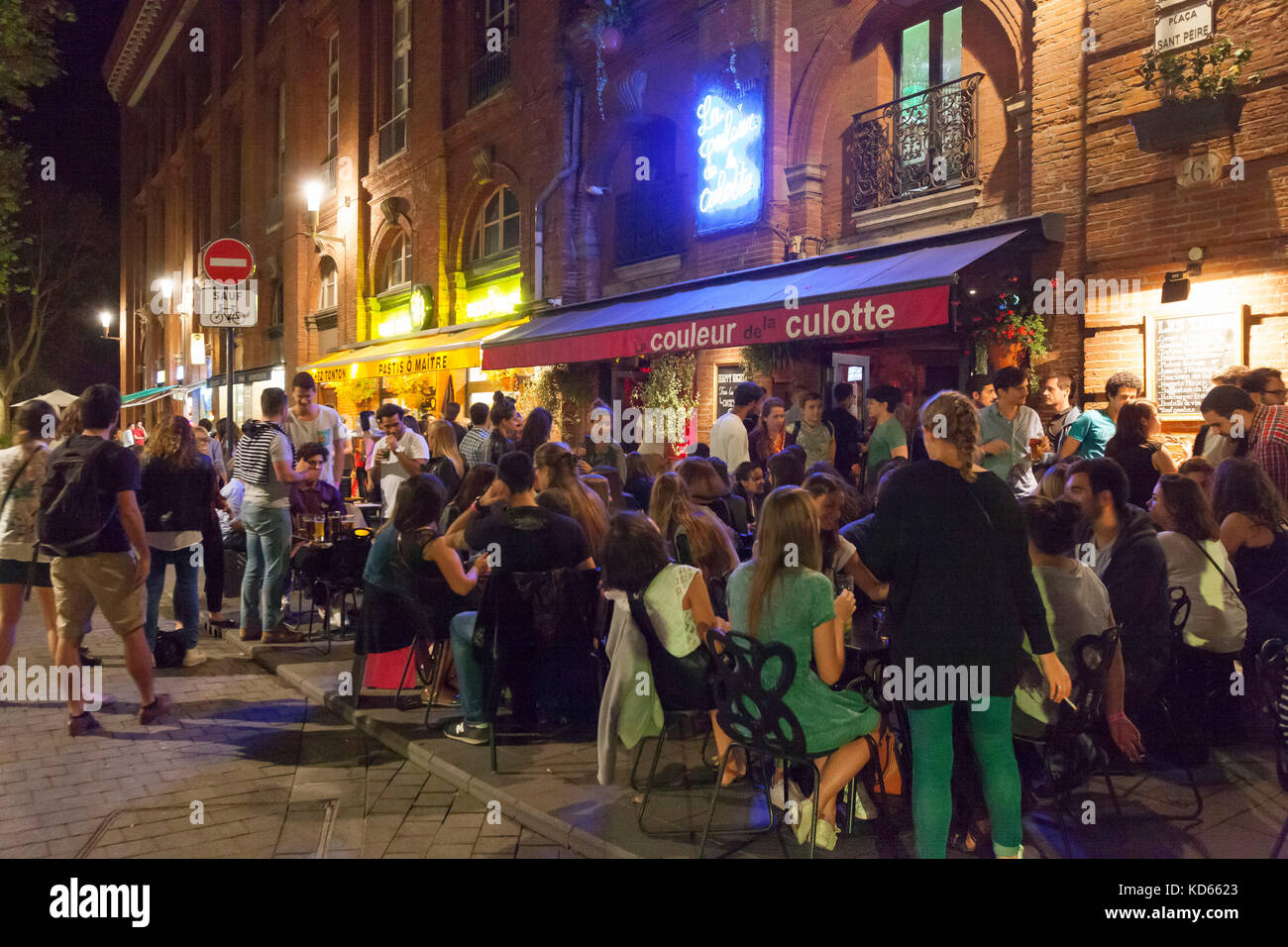Toulouse (Südfrankreich): Atmosphäre in den Abend in "Place Saint Pierre' (Petersplatz). Student bash: Studenten auf Terrassen in der Nacht (n Stockfoto