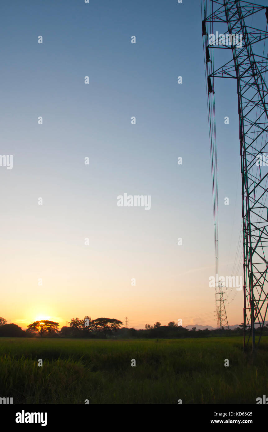 Hohe Spannung elektrische Power Tower in den Sonnenuntergang. Stockfoto