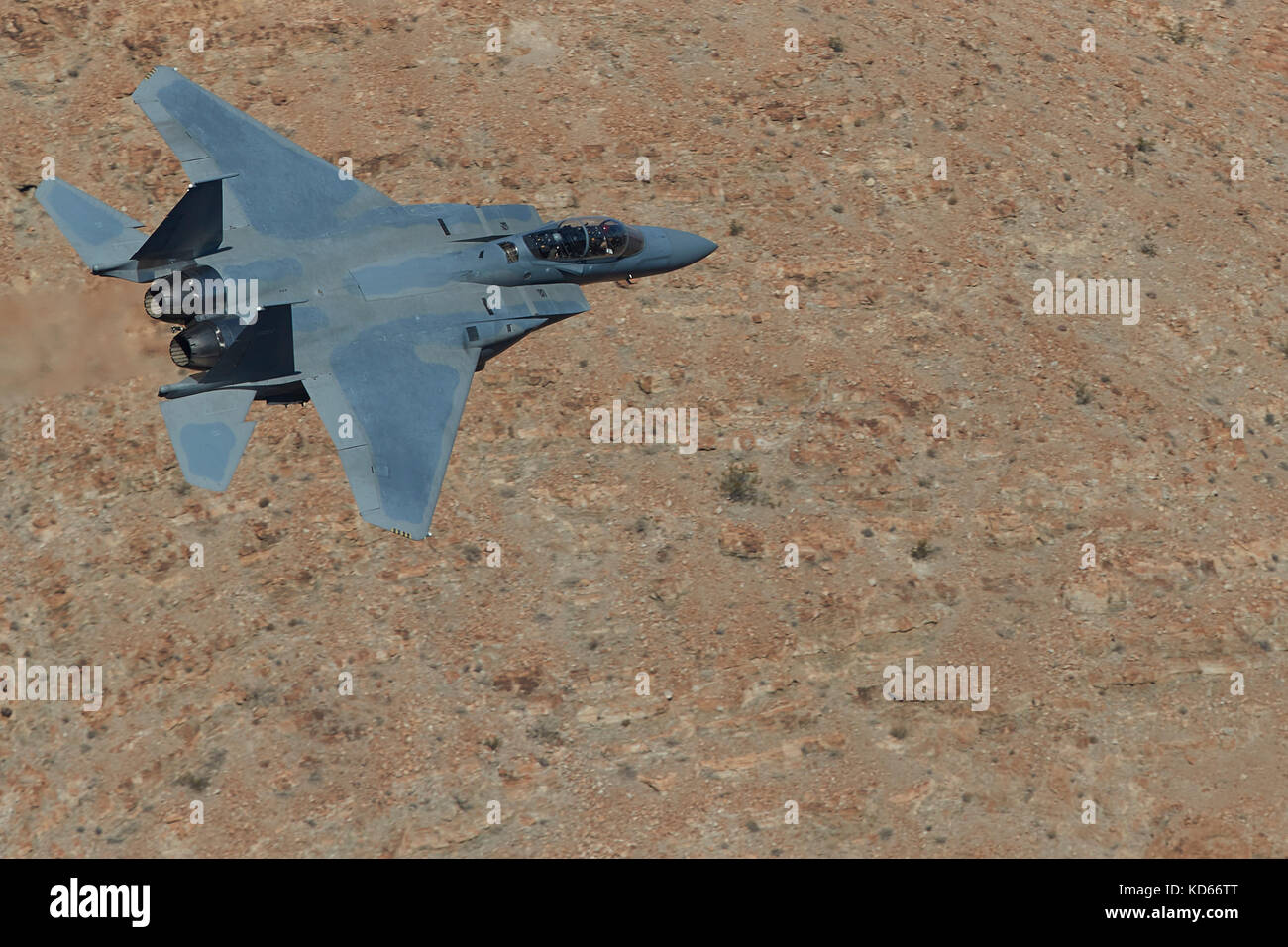 Boeing (McDonnell Douglas), F-15 Strike Eagle, Jet Fighter, Fliegen auf niedrigem Niveau durch Rainbow Canyon im Death Valley National Park, Kalifornien, USA. Stockfoto